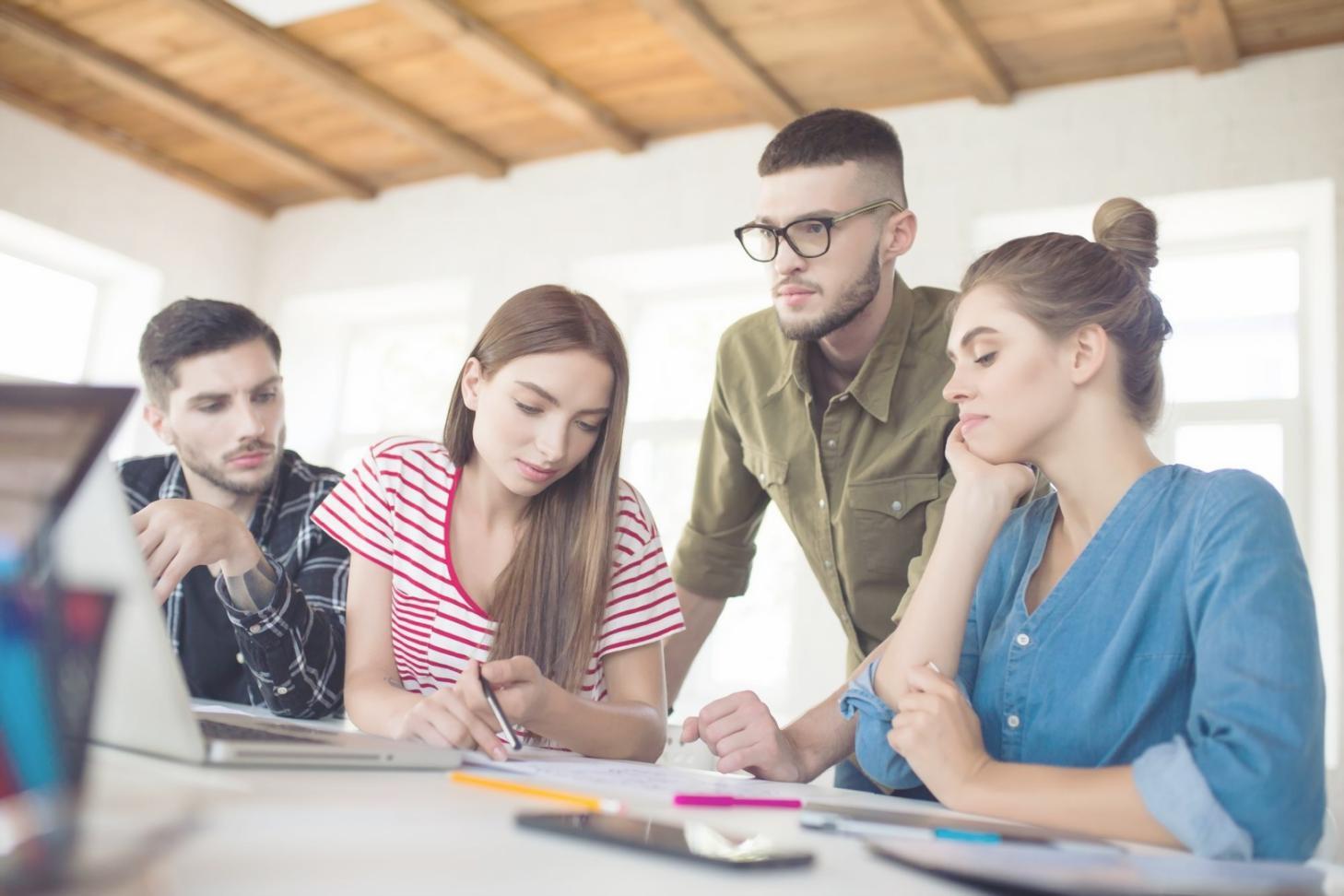 Espace de travail collaboratif lors d'une formation marketing